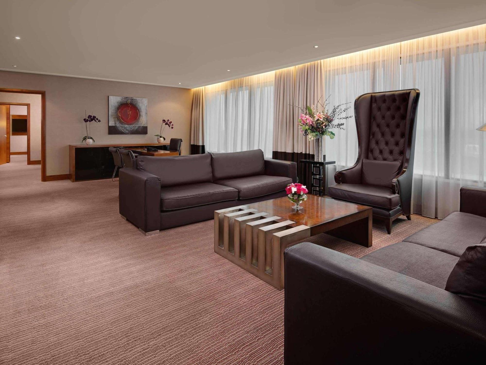Sofitel London Heathrow Hotel Hillingdon kerület Kültér fotó A suite at the hotel