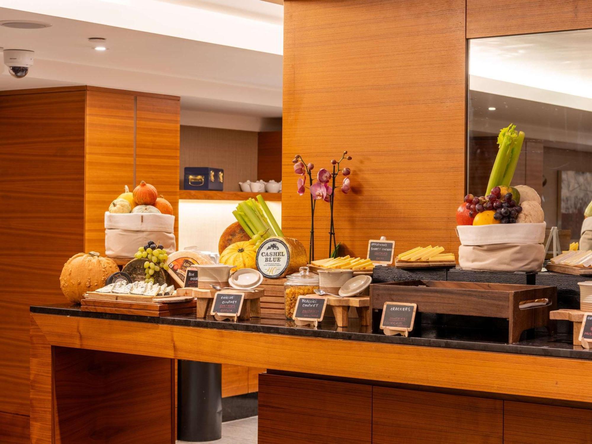 Sofitel London Heathrow Hotel Hillingdon kerület Kültér fotó A buffet at a hotel