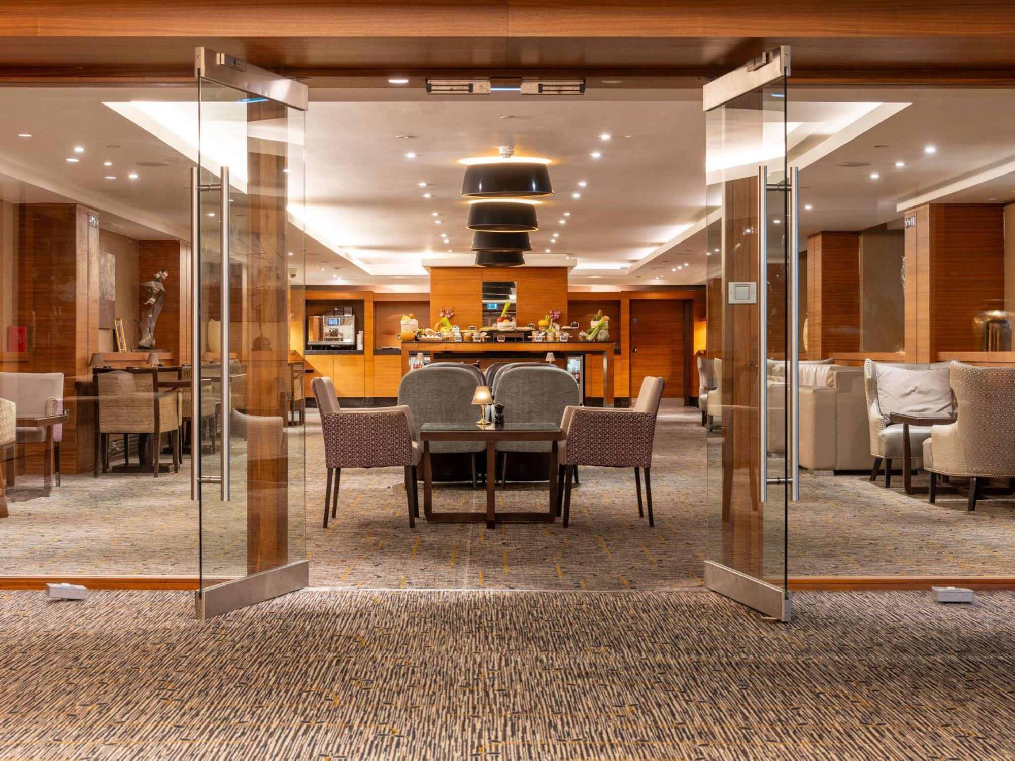 Sofitel London Heathrow Hotel Hillingdon kerület Kültér fotó The Club Lounge at Hong Kong International Airport